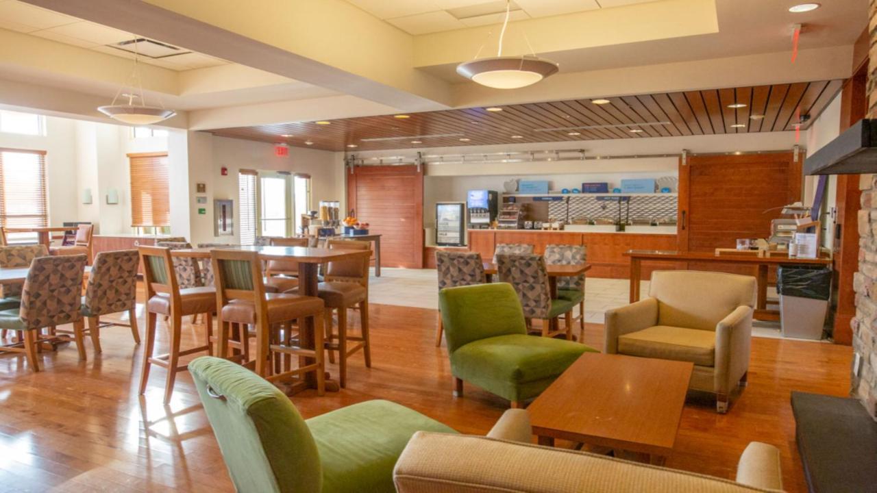 Holiday Inn Express Columbus Airport Easton Esterno foto