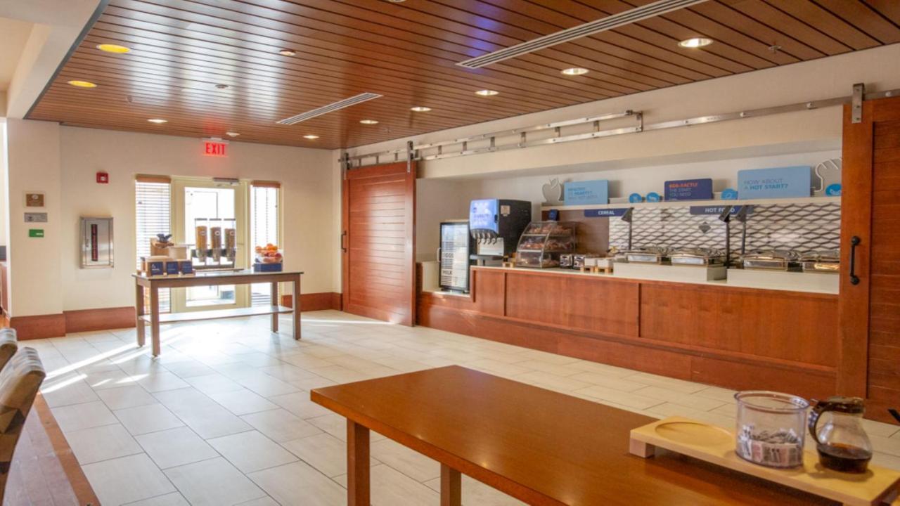 Holiday Inn Express Columbus Airport Easton Esterno foto